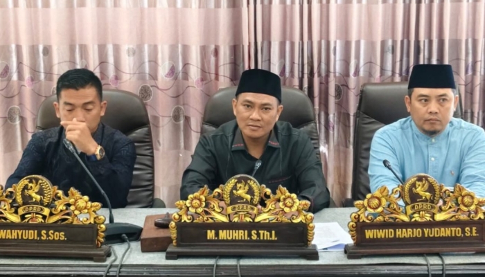 RAPAT. Ketua Komisi III DPRD Sumenep, M. Muhri (tengah), saat memimpin rapat bersama anggota dewan di ruang rapat DPRD Sumenep. (Istimewa for MaduraPost)