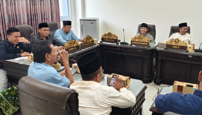 RAPAT. Ketua Komisi III DPRD Sumenep, M. Muhri (tengah), memimpin rapat bersama anggota komisi membahas pengawasan pelaksanaan proyek Dana Alokasi Khusus (DAK) APBD 2026 di ruang rapat DPRD Sumenep. (Istimewa for MaduraPost)