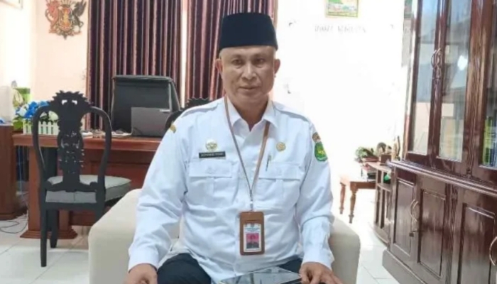 PROFIL. Kepala Disdik Sumenep, Moh. Iksan, saat berada di ruang kerjanya. (Istimewa for MaduraPost)