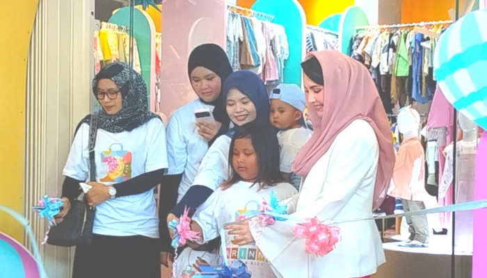 SIMBOLIS. Istri Wakil Gubernur Jawa Timur, Arumi Bachsin, meresmikan pembukaan Arinna Baby & Kids di Kompleks Ruko Gedung Adi Poday, Jalan Trunojoyo, Kolor, Sumenep, Kamis (13/3/2026), ditandai dengan prosesi pemotongan pita. (M.Hendra.E/MaduraPost)