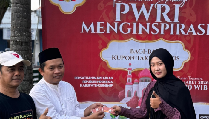 BERBAGI. Ketua DPC PWRI Sumenep, Rusydiyono (tengah), menyerahkan kupon takjil kepada warga saat kegiatan berbagi takjil gratis di kawasan Tajamara, Sumenep, Kamis (12/3) sore. (M.Hendra.E/MaduraPost)