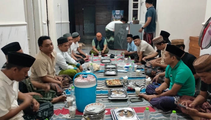 BUKBER. Wartawan yang tergabung dalam JB9 Sumenep menggelar temu jurnalis dan buka puasa bersama di Kantor JMSI Sumenep, Perumahan BSA Kolor, Sabtu (14/3/2026) petang. (M.Hendra.E/MaduraPost)