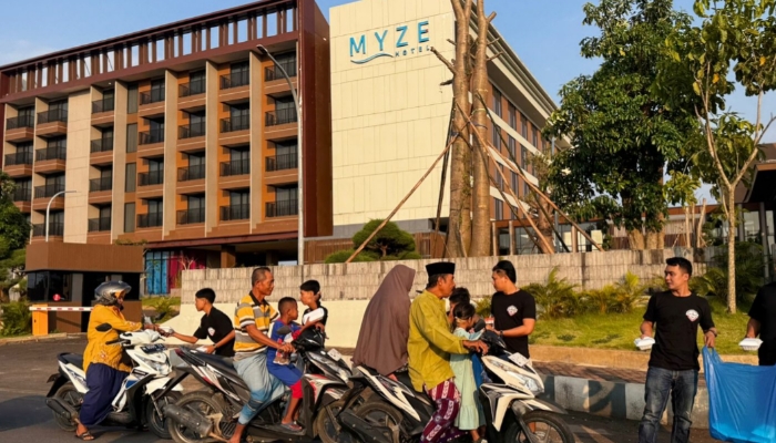 BERBAGI. Anggota N-Max Timur Daya Community (NTDC) membagikan takjil gratis kepada para pengguna jalan di depan Myze Hotel, Sabtu (16/3/2026) sore, sebagai bentuk kepedulian sosial di bulan Ramadan. (Istimewa for MaduraPost)