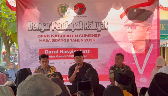 KEGIATAN. Darul Hasyim Fath saat menyampaikan sambutan dalam kegiatan reses dan dialog bersama warga di Balai Desa Masalima, Kecamatan Masalembu, Sumenep. (Istimewa for MaduraPost)