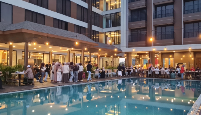 PROMO. Suasana hangat kebersamaan masyarakat saat menikmati hidangan Halal Bihalal di Sae Rassa Restaurant, Myze Hotel Sumenep by Artotel, dengan konsep makan sepuasnya di area kolam renang hotel. (Istimewa for MaduraPost)