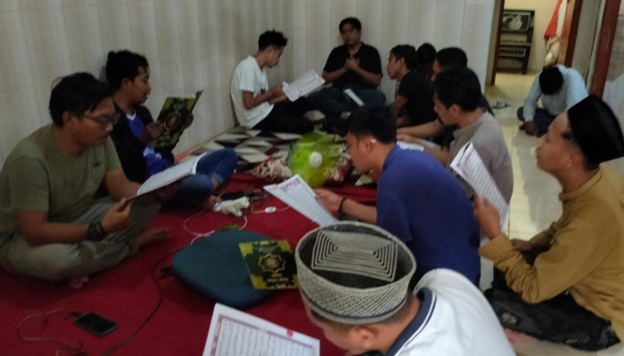 KHUSYUK. Sejumlah anggota PWRI Sumenep mengikuti kegiatan khatmil Quran dengan membaca Al-Qur’an secara berjamaah di sekretariat organisasi, Senin (16/3/2026). (M.Hendra.E/MaduraPost)