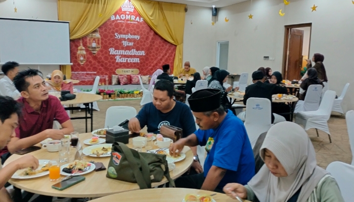 BERSUA. Suasana hangat silaturahmi dan buka puasa bersama owner Makayasa, H. Supriyadi, dengan awak media di De Baghraf Hotel Sumenep, Selasa (17/3/2026). (M.Hendra.E/MaduraPost)
