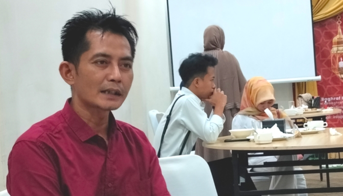 BERSUA. H. Adi dalam acara silaturahmi dan buka puasa bersama awak media di De Baghraf Hotel Sumenep, Selasa (17/3/2026). (M.Hendra.E/MaduraPost)