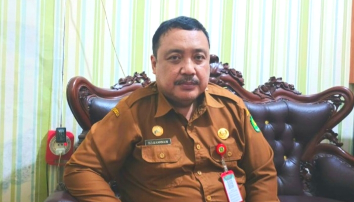 PROFIL. Plt Kepala Disperkimhub Sumenep, Ahcmad Dzulkarnain, saat berada di ruang kerjanya. (Istimewa for MaduraPost)
