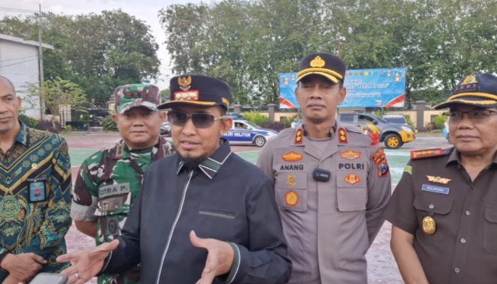 SIAGA. Bupati Sumenep Achmad Fauzi Wongsojudo (tengah), didampingi jajaran TNI, Polri, dan aparat terkait saat memberikan keterangan terkait kesiapan pengamanan Idulfitri dan Lebaran Ketupat. (Istimewa for MaduraPost)