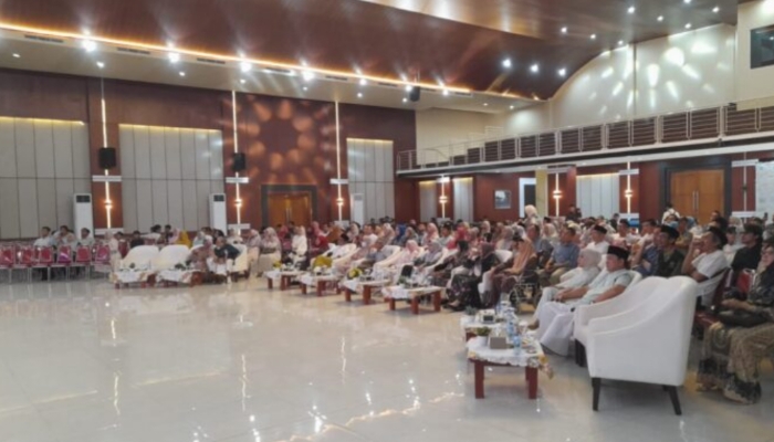 KHIDMAT. Suasana hangat halalbihalal Keluarga Besar Mudhary Sumenep di Gedung Tuan Gubhe UNIBA Madura yang dipenuhi kebersamaan dan kekhidmatan. (Istimewa for MaduraPost)