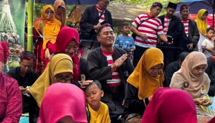 ACARA. Warga dengan busana adat Madura tampak khusyuk mengikuti prosesi tradisi dalam rangkaian Festival Ketupat di Pantai Lombang, Batang-Batang, Sumenep. (Istimewa for MaduraPost)