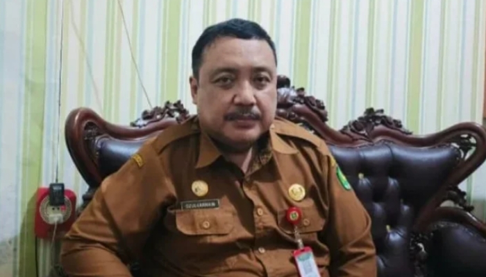 WAWANCARA. Plt Kepala Disperkimhub Sumenep, Achmad Dzulkarnain, saat berada di ruang kerjanya. (Istimewa for MaduraPost)