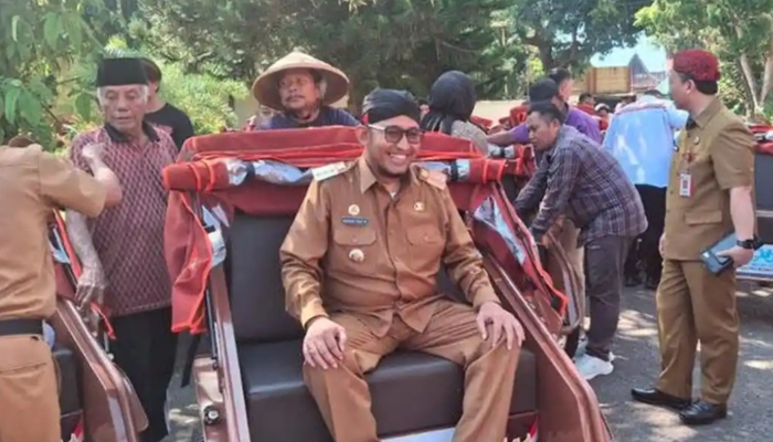 TURBA. Bupati Sumenep Achmad Fauzi Wongsojudo saat duduk di atas becak listrik beberapa waktu lalu. (Istimewa for MaduraPost)