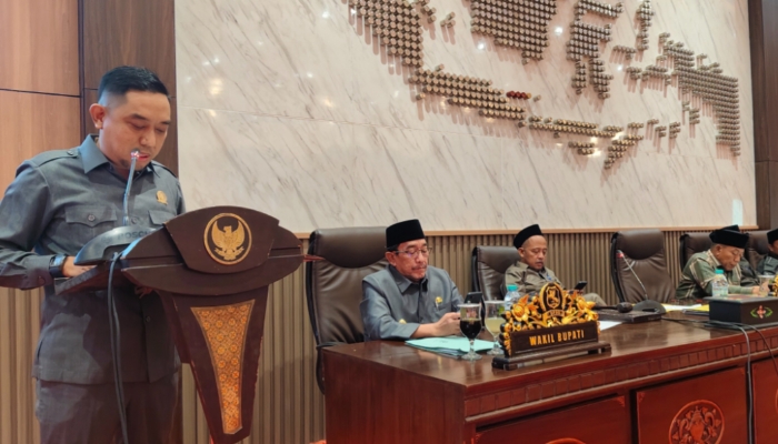 SAMBUTAN. Hairul Anwar saat menyampaikan laporan hasil Reses II Tahun Sidang 2026 dalam Rapat Paripurna DPRD Kabupaten Sumenep. (Istimewa for MaduraPost)
