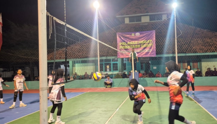 BERLAGA. Tim putri tingkat SMP/MTs berlaga dalam ajang SMEKSA Cup IX 2026 di Sumenep, memperlihatkan semangat dan sportivitas di bawah sorotan lampu lapangan. (Istimewa for MaduraPost)