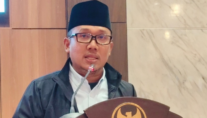 SAMBUTAN. Darul Hasyim Fath menyampaikan pandangan Fraksi PDI Perjuangan dalam rapat paripurna DPRD Kabupaten Sumenep. (Istimewa for MaduraPost)