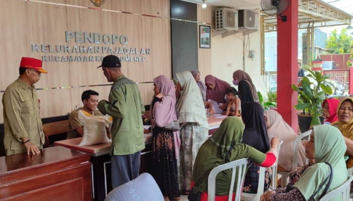 BANTUAN. Warga mengantre pengambilan Bantuan Pangan di Pendopo Kelurahan Pajagalan, Kecamatan Kota, Kabupaten Sumenep, Rabu (1/4/2026). Penyaluran dilakukan tertib dengan verifikasi data penerima oleh petugas. (Istimewa for MaduraPost)