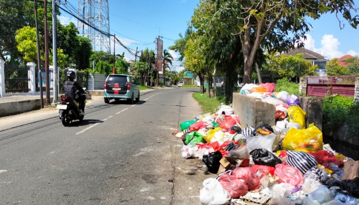 MENGGANGGU. Tumpukan sampah rumah tangga menggunung di bahu Jalan Doktor Cipto, Kolor, Sumenep, mengganggu kenyamanan dan keselamatan pengguna jalan. (M.Hendra.E/MaduraPost)
