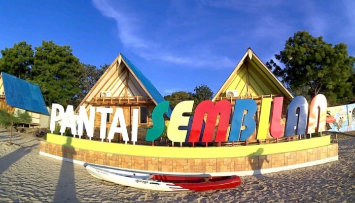 WISATA. Ikon warna-warni Pantai Sembilan berdiri di atas hamparan pasir putih, menjadi penanda destinasi wisata unggulan di pesisir Sumenep. (Istimewa for MaduraPost)