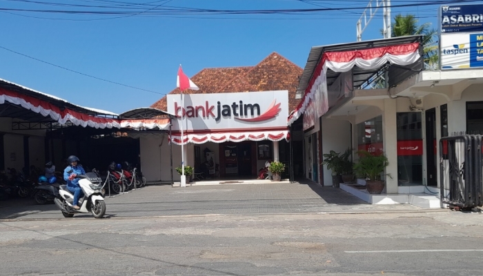 LOKASI. Potret Kantor Bank Jatim Cabang Sumenep, yang berlokasi di Jalan Dalem Anyar, Bangselok, Kecamatan Kota, sebelum direkonstruksi. (Istimewa for MaduraPost)