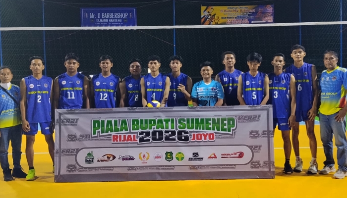 BERTANDING. Salah satu tim peserta berfoto bersama sebelum pertandingan Turnamen Bolavoli Piala Bupati Sumenep 2026 di Lapangan RJ Impact, menampilkan semangat kompetisi dan solidaritas antar-atlet. (M.Hendra.E/MaduraPost)