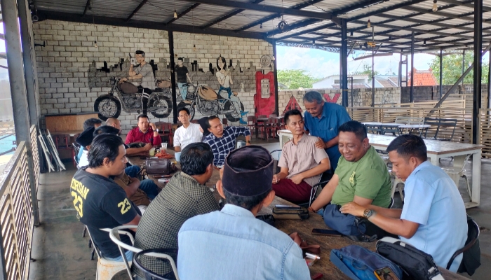 ACARA. Owner Makayasa, Haji Adi, berbincang santai bersama insan media dalam agenda Halalbihalal dan silaturahim di Ayoka Cafe, Sumenep, Rabu (8/4/2026). (M.Hendra.E/MaduraPost)