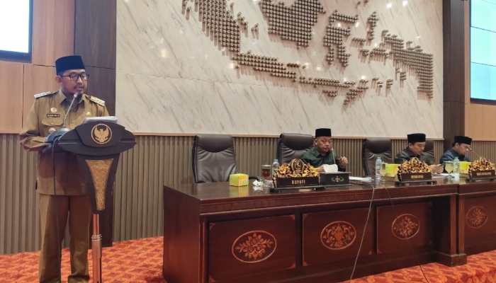 KEGIATAN. Bupati Sumenep Achmad Fauzi Wongsojudo menyampaikan sambutan dalam Rapat Paripurna DPRD, membahas pengesahan sejumlah Raperda strategis untuk penguatan ekonomi daerah. (Istimewa for MaduraPost)