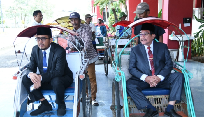 HEMAT. Bupati Sumenep Achmad Fauzi Wongsojudo bersama Wakil Bupati Imam Hasyim menaiki becak usai berkegiatan di Kantor Bupati, Rabu (8/4/2026), sebagai simbol gerakan hemat energi di lingkungan pemerintah daerah. (Istimewa for MaduraPost)