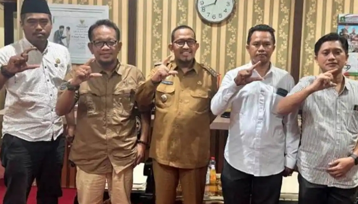 SEREMONI. Bupati Sumenep Achmad Fauzi Wongsojudo (tengah), berfoto bersama jajaran Komisioner Komisi Informasi Kabupaten Sumenep usai pertemuan di rumah dinas, Selasa (7/4/2026). (Istimewa for MaduraPost)