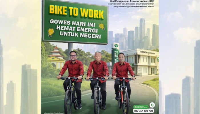 PAMFLET. Direksi dan jajaran BPRS Bhakti Sumekar mengampanyekan gerakan Bike to Work dengan bersepeda menuju kantor sebagai bentuk dukungan terhadap kebijakan hemat energi dan transportasi ramah lingkungan. (Istimewa for MaduraPost)