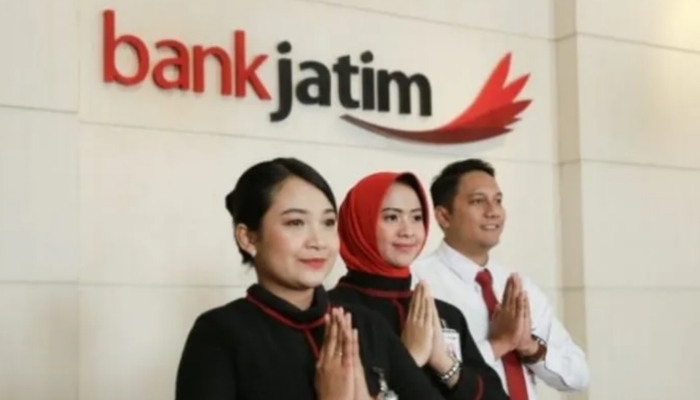 ILUSTRASI. Karyawan melayani nasabah di kantor Bank Jatim, mencerminkan citra profesional dan pelayanan prima perbankan daerah. (Istimewa for MaduraPost)
