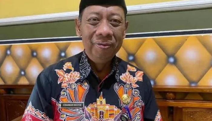 PROFIL. Kepala DKPP Sumenep, Chainur Rasyid, saat berada di kantornya. (Istimewa for MaduraPost)