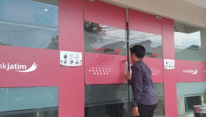 LAYANAN. Kantor Bank Jatim Cabang Sumenep, lokasi mencuatnya dugaan korupsi Rp23 miliar yang hingga kini masih dalam proses penyelidikan. (Istimewa for MaduraPost)