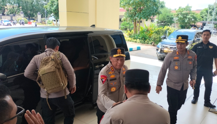 KUNJUNGAN. Kapolda Jawa Timur Irjen Pol. Nanang Avianto tiba di Mapolres Sumenep dan disambut jajaran pejabat setempat sebelum agenda konferensi pers terkait temuan 27,83 kilogram kokain di pesisir Giligenting, Selasa (14/4/2026). (M.Hendra.E/MaduraPost)