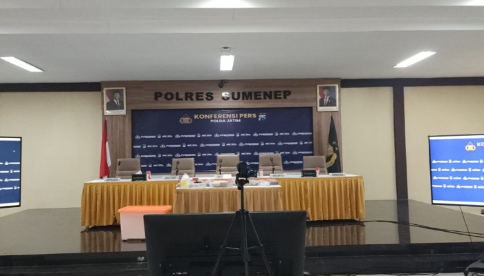 ACARA. Suasana Aula Sanika Satyawada Polres Sumenep yang telah disiapkan untuk konferensi pers pengungkapan temuan 27,83 kilogram kokain, namun agenda tersebut batal digelar. (Humas Polres Sumenep/MaduraPost)