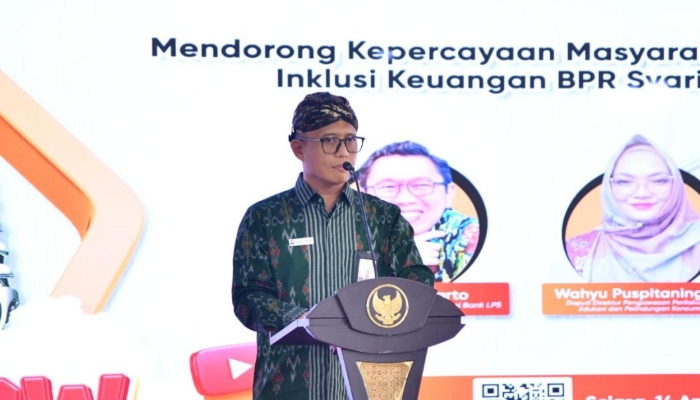 SAMBUTAN. Direktur Utama BPRS Bhakti Sumekar, H. Hairil Fajar, menyampaikan sambutan dalam talkshow bertema inklusi keuangan syariah di Pendopo Agung Keraton Sumenep, Selasa (14/04/2026). (Istimewa for MaduraPost)