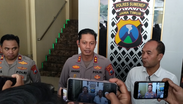 WAWANCARA. Kapolres Sumenep AKBP Anang Hardiyanto memberikan keterangan kepada awak media di Mapolres Sumenep terkait perkembangan penyelidikan temuan 27,83 kilogram kokain di wilayah Giligenting. (M.Hendra.E/MaduraPost)