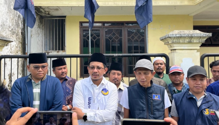 PERNYATAAN SIKAP. Pengurus DPD Partai NasDem Bangkalan menyampaikan pernyataan sikap terkait polemik sampul Majalah Tempo dalam konferensi pers di depan kantor partai, Rabu (15/4/2026). (Suryadi Arfa/MaduraPost)