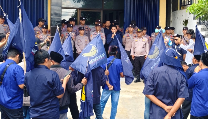 PERNYATAAN SIKAP. Kader Partai NasDem Sumenep menggelar aksi pernyataan sikap di depan kantor DPD, menyampaikan protes terhadap pemberitaan Majalah Tempo, dengan pengawalan aparat kepolisian. (Istimewa for MaduraPost)