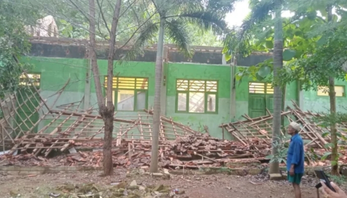 ROBOH. Kondisi reruntuhan bangunan SMPN 2 Kalianget yang terdampak bencana, menyisakan puing rangka atap dan material berserakan di halaman. (Istimewa for MaduraPost)