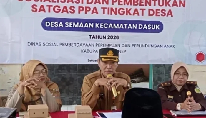 KEGIATAN. Kepala Dinsos P3A Sumenep, Rahman Riadi, bersama unsur pemerintah desa dan aparat terkait saat sosialisasi dan pembentukan Satgas PPA Tingkat Desa di Desa Semaan, Kecamatan Dasuk, tahun 2026. (Istimewa for MaduraPost)