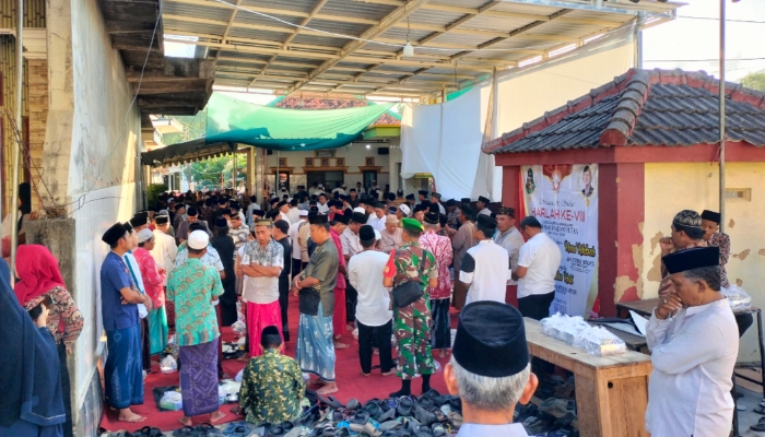 ACARA. Suasana peringatan Harlah ke-8 LBH Achmad Madani Putra dan Rekan-rekan di Musholla Al-Inabah, Sumenep, Kamis (16/4/2026), yang dihadiri tokoh agama, Forkopimda, serta masyarakat. (M.Hendra.E/MaduraPost)