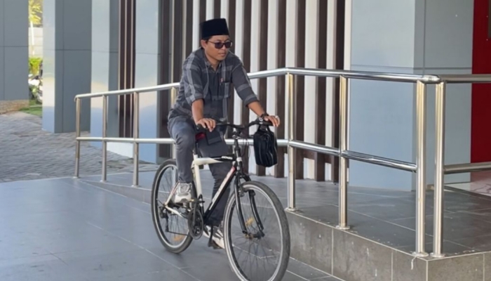 HIDUP SEHAT. Ketua Fraksi PDI Perjuangan DPRD Sumenep, Hosnan Abrory, bersepeda menuju Kantor DPRD sebagai bentuk dukungan penghematan BBM dan gaya hidup sehat. (Istimewa for MaduraPost)