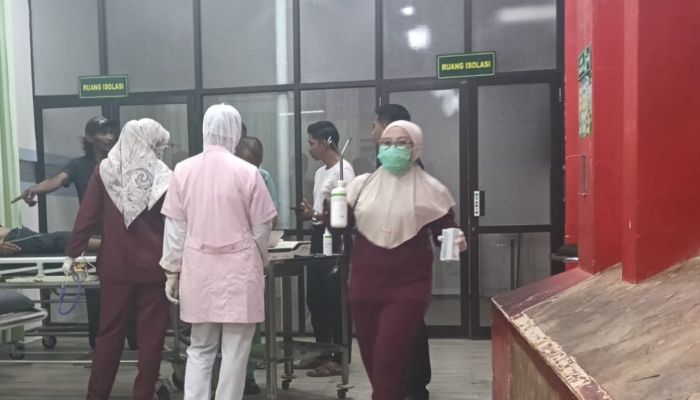 DILAYANI. Petugas medis memberikan penanganan intensif kepada pekerja proyek rekonstruksi Bank Jatim Cabang Sumenep yang diduga tersengat listrik di ruang ICU RSUD dr. H. Moh. Anwar Sumenep, Sabtu (18/4). (Istimewa for MaduraPost)
