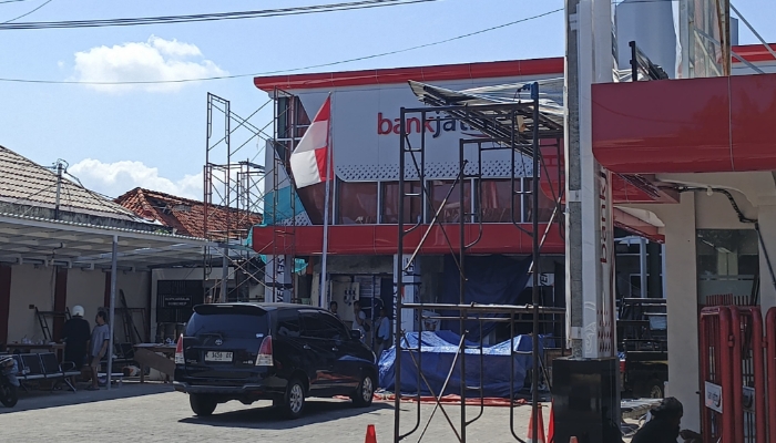 LOKASI. Suasana proyek rekonstruksi Kantor Bank Jatim Cabang Sumenep yang tengah berlangsung saat insiden kecelakaan kerja terjadi, Sabtu (18/4). (M.Hendra.E/MaduraPost)