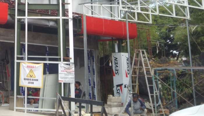 BEKERJA. Sejumlah pekerja beraktivitas di area renovasi Kantor Bank Jatim Cabang Sumenep saat proyek perbaikan interior berlangsung. Foto tersebut diambil belum lama ini. (Istimewa for MaduraPost)