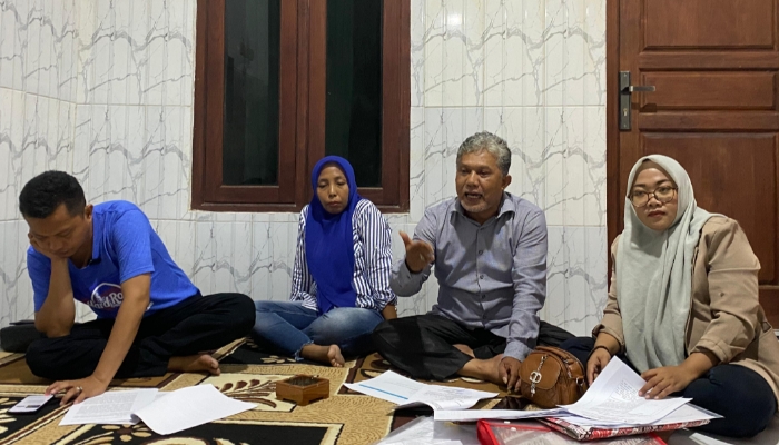 KONFERENSI PERS. Tim kuasa hukum H. Latif bersama klien menggelar konferensi pers terkait perkembangan penanganan perkara dugaan penipuan dan penggelapan di Pamekasan. (M.Hendra.E/MaduraPost)