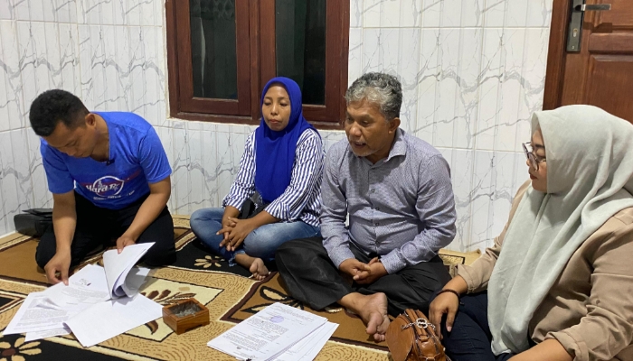 PERNYATAAN. Tim kuasa hukum H. Latif dan klien memaparkan dokumen serta bukti pendukung saat konferensi pers terkait perkembangan kasus dugaan penipuan dan penggelapan. (M.Hendra.E/MaduraPost)
