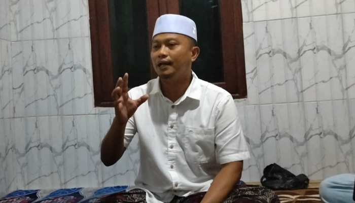 JUMPA PERS. Kuasa hukum H. Latib, Kamarullah saat menyampaikan keterangan kepada media terkait posisi hukum kliennya dalam perkara yang tengah bergulir. (Istimewa for MaduraPost)